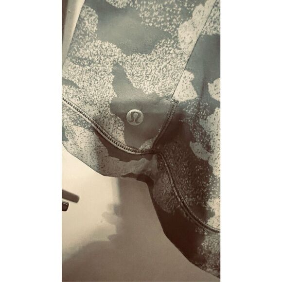 Lululemon Close To Crossing Gray Camouflage Long Sleeve Top Size 4 (B) - Picture 10 of 13